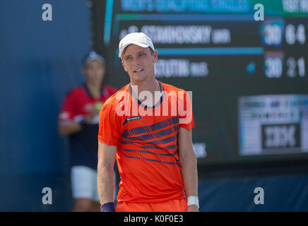 New York, Stati Uniti d'America. Il 22 agosto, 2017. Alexey Vatutin della Russia reagisce durante la partita di qualificazione contro Sergiy Stakhovsky dell'Ucraina a US Open 2017 Credit: lev radin/Alamy Live News Foto Stock