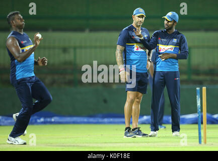 Pallekele, Sri Lanka. Il 22 agosto, 2017. Sri Lanka Cricket ex Caption Angelo Mathews(L) offre la sfera come Sria Lanka allenatore Pothas Nic (R2) e il capitano Upul Tharanga (R1) guarda su durante una sessione di prove libere a Pallekele International Cricket Stadium di Pallekele su agosto 22, 2017 Credit: Lahiru Harshana/Alamy Live News Foto Stock