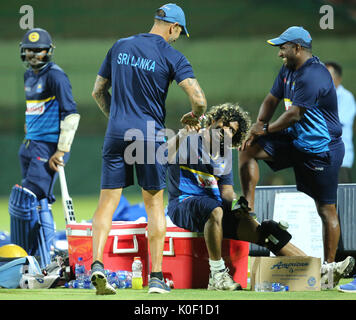 Pallekele, Sri Lanka. Il 22 agosto, 2017. Sri Lanka Cricket coach Pothas Nic(L) avendo divertimento con lo Sri Lanka Senior fast bowler Lasith Malinga (2R) per quanto riguarda la liquidazione di Shikhar Dhawan durante le pratiche di stagione al Pallekele International Cricket Stadium di Pallekele su agosto 22, 2017 Credit: Lahiru Harshana/Alamy Live News Foto Stock