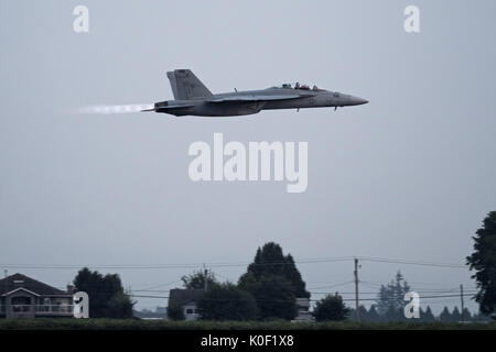 Agosto 11, 2017 - Abbotsford, British Columbia, Canada - una marina degli Stati Uniti Boeing F/A-18F Super Hornet fighter jet esegue un' antenna display durante la Abbotsford Airshow Internazionale, 11 agosto 2017. (Credito Immagine: © Bayne Stanley via ZUMA filo) Foto Stock