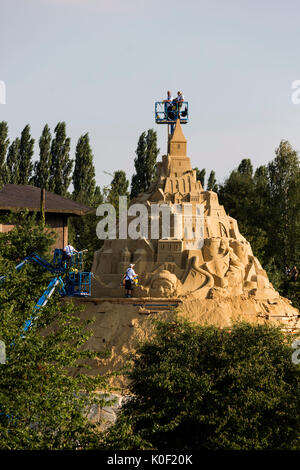 Duisburg, Germania. Il 22 agosto 2017. A Landschaftspark Nord in Duisburg, quindici scultori di sabbia sono stati nel processo di costruzione il più alto castello di sabbia in tutto il mondo dal 8 agosto e si sta cominciando a prendere forma. Al fine di raggiungere il Guinness World Record per il più alto castello di sabbia il 1 settembre, il castello ha bisogno di alto 15 metri. 3500 tonnellate di sabbia vengono utilizzati. Società di viaggi Schauinsland Reisen è dietro il tentativo di record. Foto: Bettina Strenske/Alamy Live News Foto Stock