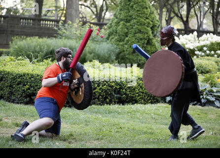 Chicago, Stati Uniti d'America. Il 22 agosto, 2017. Persone giocare medievale gioco di combattimento al Grant Park di Chicago, negli Stati Uniti il 22 agosto, 2017. Combattimento medievale è un gioco di combattimento in cui la plastica o armi di schiuma sono utilizzati per prevenire gravi lesioni fisiche per i partecipanti. Nel gioco, i giocatori di solito sono vestiti in costumi medievali. Credito: Xinhua/Alamy Live News Foto Stock