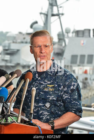 FILE foto del Vice Ammiraglio Giuseppe Aucoin. Rapporti su agosto 23rd, 2017 ha suggerito che la US Navy allevierà Vice Ammiraglio Giuseppe Aucoin come comandante della flotta 7 dopo due recenti collisioni mortali che coinvolgono navi sotto il suo comando. La foto mostra: Giuseppe Aucoin, Commander, U.S. Settima flotta, Fitzgerald, DDG 62, 18 giugno 2017, Yokosuka, Kanagawa, Giappone : Vice Adm. Giuseppe Aucoin, Comandante della U.S. Settima flotta, parla nel corso di una conferenza stampa presso l'attività della flotta Yokosuka, in Kanagawa-Prefecture, Giappone, il 16 giugno 2017. (Foto di AFLO) Foto Stock