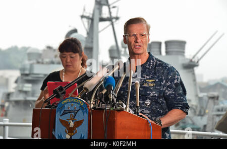 FILE foto del Vice Ammiraglio Giuseppe Aucoin. Rapporti su agosto 23rd, 2017 ha suggerito che la US Navy allevierà Vice Ammiraglio Giuseppe Aucoin come comandante della flotta 7 dopo due recenti collisioni mortali che coinvolgono navi sotto il suo comando. La foto mostra: Giuseppe Aucoin, Commander, U.S. Settima flotta, Fitzgerald, DDG 62, 18 giugno 2017, Yokosuka, Kanagawa, Giappone : Vice Adm. Giuseppe Aucoin, Comandante della U.S. Settima flotta, parla nel corso di una conferenza stampa presso l'attività della flotta Yokosuka, in Kanagawa-Prefecture, Giappone, il 16 giugno 2017. (Foto di AFLO) Foto Stock