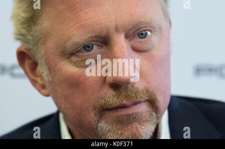 Francoforte, Germania. 23 Ago, 2017. Il tedesco ex giocatore di tennis professionista di Boris Becker arrivando a una conferenza stampa tedesca da parte della federazione di tennis (DTB) a Romerberg in Frankfurt am Main, Germania, 23 agosto 2017. Becker è di essere introdotto come il nuovo inizio ufficiale del DTB. Il tre volte campione di Wimbledon sarà responsabile - come 'testa di Tennis maschile' - per tutti gli uomini attività all interno della Federazione. Credito: dpa picture alliance/Alamy Live News Foto Stock