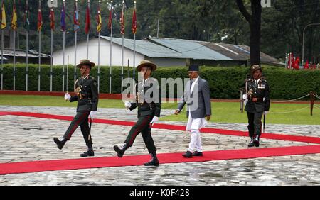 (170823) -- Kathmandu, e il agosto 23, 2017 (Xinhua) -- il nepalese il Primo ministro Sher Bahadur Deuba (seconda R) recensioni una guardia d'onore prima di partire per l'India al l'aeroporto internazionale di Tribhuvan di Kathmandu, capitale del Nepal, e il agosto 23, 2017. Il nepalese il Primo ministro Sher Bahadur Deuba ha intrapreso una cinque giorni di visita di Stato in India il mercoledì. (Xinhua/Sunil Sharma) (SWT) Foto Stock