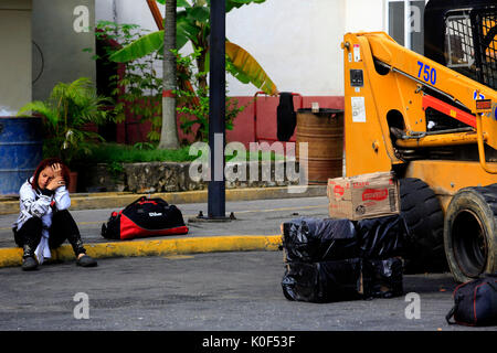 Valencia, Carabobo, Venezuela. 23 Ago, 2017. Cinque morti e 40 feriti sono il risultato di un incidente di autobus dell'ovest linea express, che si è verificato nella Valencia-Puerto Cabello autostrada, in Stato Carabobo. L'unità a sinistra il terminale della vicina città di Maracay, Aragua stato, e rovesciato uno dei suoi pneumatici. Superstiti segnalati. Foto: Juan Carlos Hernandez Credito: Juan Carlos Hernandez/ZUMA filo/Alamy Live News Foto Stock