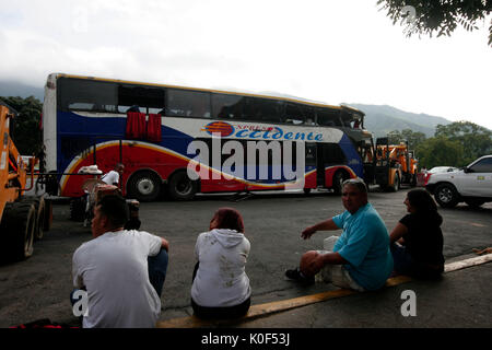 Valencia, Carabobo, Venezuela. 23 Ago, 2017. Cinque morti e 40 feriti sono il risultato di un incidente di autobus dell'ovest linea express, che si è verificato nella Valencia-Puerto Cabello autostrada, in Stato Carabobo. L'unità a sinistra il terminale della vicina città di Maracay, Aragua stato, e rovesciato uno dei suoi pneumatici. Superstiti segnalati. Foto: Juan Carlos Hernandez Credito: Juan Carlos Hernandez/ZUMA filo/Alamy Live News Foto Stock