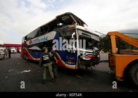 Valencia, Carabobo, Venezuela. 23 Ago, 2017. Cinque morti e 40 feriti sono il risultato di un incidente di autobus dell'ovest linea express, che si è verificato nella Valencia-Puerto Cabello autostrada, in Stato Carabobo. L'unità a sinistra il terminale della vicina città di Maracay, Aragua stato, e rovesciato uno dei suoi pneumatici. Superstiti segnalati. Foto: Juan Carlos Hernandez Credito: Juan Carlos Hernandez/ZUMA filo/Alamy Live News Foto Stock