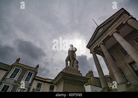 Penzance, Cornwall, Regno Unito. Il 23 agosto 2017. Regno Unito Meteo. Cieli grigi al di sopra della statua di Sir Humphry Davy, il celebre inventore della Cornovaglia e farmacia, in Penzance oggi. Sir Humphry come stato dato un occhio patch, per contrassegnare il tentativo di record mondiale di questo fine settimana per la maggior parte dei pirati in un unico luogo per essere tentato di Penzance. Credito: Simon Maycock/Alamy Live News Foto Stock