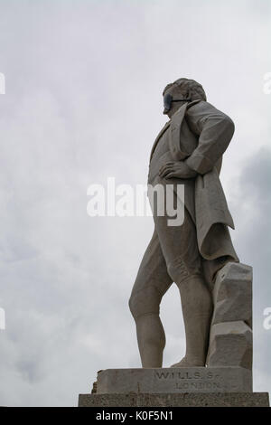 Penzance, Cornwall, Regno Unito. Il 23 agosto 2017. Regno Unito Meteo. Cieli grigi al di sopra della statua di Sir Humphry Davy, il celebre inventore della Cornovaglia e farmacia, in Penzance oggi. Sir Humphry come stato dato un occhio patch, per contrassegnare il tentativo di record mondiale di questo fine settimana per la maggior parte dei pirati in un unico luogo per essere tentato di Penzance. Credito: Simon Maycock/Alamy Live News Foto Stock