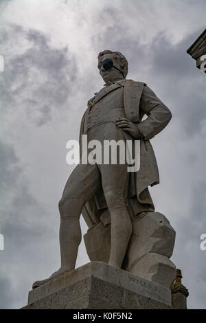 Penzance, Cornwall, Regno Unito. Il 23 agosto 2017. Regno Unito Meteo. Cieli grigi al di sopra della statua di Sir Humphry Davy, il celebre inventore della Cornovaglia e farmacia, in Penzance oggi. Sir Humphry come stato dato un occhio patch, per contrassegnare il tentativo di record mondiale di questo fine settimana per la maggior parte dei pirati in un unico luogo per essere tentato di Penzance. Credito: Simon Maycock/Alamy Live News Foto Stock