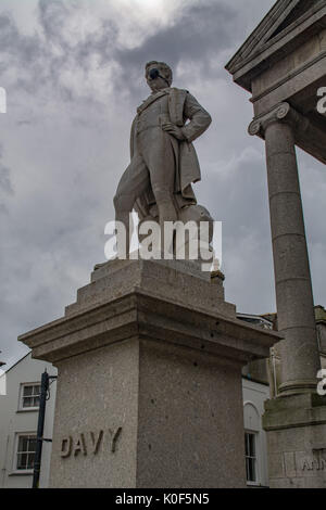 Penzance, Cornwall, Regno Unito. Il 23 agosto 2017. Regno Unito Meteo. Cieli grigi al di sopra della statua di Sir Humphry Davy, il celebre inventore della Cornovaglia e farmacia, in Penzance oggi. Sir Humphry come stato dato un occhio patch, per contrassegnare il tentativo di record mondiale di questo fine settimana per la maggior parte dei pirati in un unico luogo per essere tentato di Penzance. Credito: Simon Maycock/Alamy Live News Foto Stock