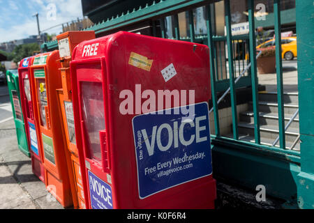 New York, NY, STATI UNITI D'AMERICA. 23 Ago, 2017. Scatole di giornale al di fuori della stazione metropolitana di Sheridan Square, attraversata la strada dal 61 Christopher Street, dove la voce del villaggio ha aperto il suo primo ufficio all'inizio del 60s. Martedì 22 Agosto, Pietro D Barbey ha annunciato il 62 anno alternativa vecchio giornale settimanale non sarebbe più pubblicare un edizione di stampa.Una edizione online saranno ancora disponibili via internet credito: credito: Stacy Rosenstock Walsh/Alamy Live News Foto Stock