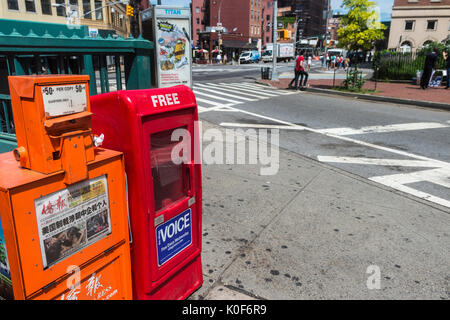 New York, NY, STATI UNITI D'AMERICA. 23 Ago, 2017. Scatole di giornali in Sheridan Square, attraversata la strada dal 61 Christopher Street, dove la voce del villaggio ha aperto il suo primo ufficio all'inizio del 60s. Martedì 22 Agosto, Pietro D Barbey ha annunciato il 62 anno alternativa vecchio giornale settimanale non sarebbe più pubblicare una stampa editionAn edizione online saranno ancora disponibili via internet credito: credito: Stacy Rosenstock Walsh/Alamy Live News Foto Stock