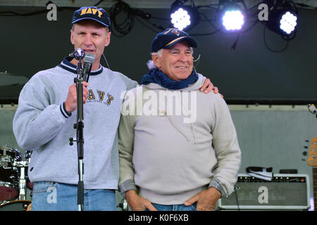 Yokosuka, Giappone. 23 Ago, 2017. Stati Uniti Navy Vice Adm. Giuseppe Aucoin, comandante della flotta 7, introduce la registrazione artista Jimmy Buffett durante una Marina Divertimento sponsorizzato concerto presso le attività della flotta Ottobre 30, 2016 a Yokosuka, Giappone. Aucoin è stato alleggerito del dovere come comandante dell'U.S. Flotta 7 Agosto 23, 2017 a seguito di una serie di navi collisioni con conseguente morte di marinai sotto il suo comando. Credito: Planetpix/Alamy Live News Foto Stock