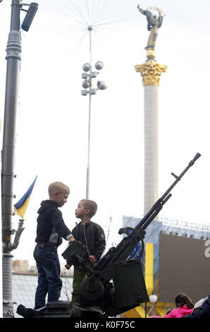 Agosto 23, 2017 - Kiev - Ucraina di bambini giocare sull'hardware militare visualizzato sulla centrale di Khreshchatyk Street a Kiev in Ucraina, il 23 agosto 2017. Una parata militare per il giorno dell'indipendenza dell'Ucraina è prevista per il 24 agosto 2017. (Credito Immagine: © Serg Glovny via ZUMA filo) Foto Stock