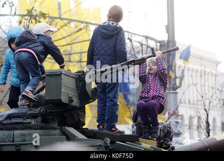 Agosto 23, 2017 - Kiev - Ucraina di bambini giocare sull'hardware militare visualizzato sulla centrale di Khreshchatyk Street a Kiev in Ucraina, il 23 agosto 2017. Una parata militare per il giorno dell'indipendenza dell'Ucraina è prevista per il 24 agosto 2017. (Credito Immagine: © Serg Glovny via ZUMA filo) Foto Stock