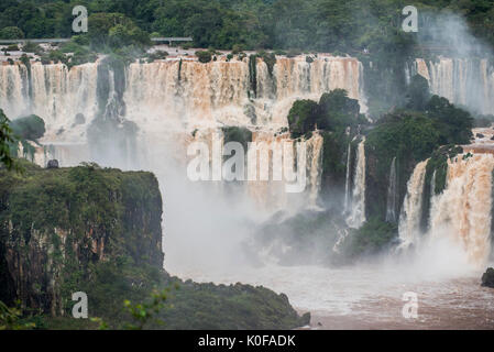 Cascata Bosetti, cascate di Iguazú, Fiume Iguazú, confine tra Brasile e Argentina, di Foz do Iguaçu, Paraná, Brasile Foto Stock