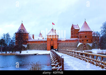 Trakai, Lituania - 04 Gennaio 2017: il Castello di Trakai in inverno - Isola il Castello di Trakai è uno dei più popolari destinazioni turistiche in Lituania, Foto Stock