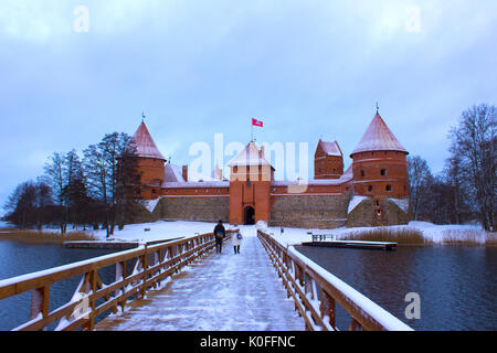 Trakai, Lituania - 04 Gennaio 2017: il Castello di Trakai in inverno - Isola il Castello di Trakai è uno dei più popolari destinazioni turistiche in Lituania, Foto Stock