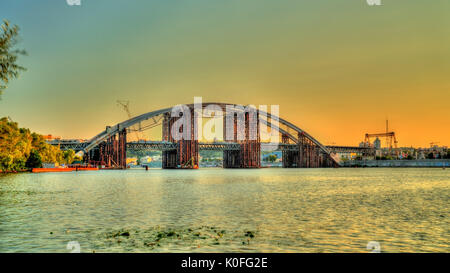 Incompiuta ponte attraverso il Dnieper a Kiev, Ucraina Foto Stock