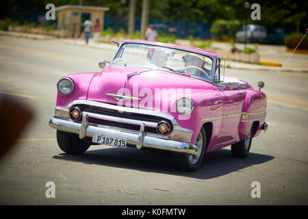 Cubano, Cuba, capitale, Havana American classic auto retrò automobile convertibile rosa Chevy Plymouth Chevrolet Foto Stock