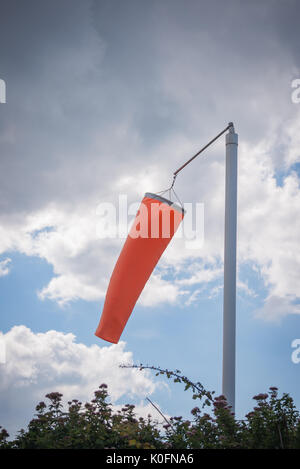 Indicatore del vento in una giornata di mare calmo da Aerodrome Foto Stock