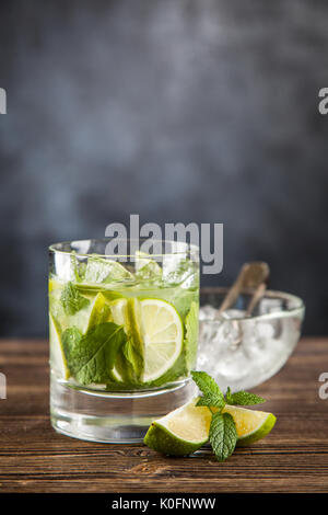 Cocktail Mojito su sfondo scuro Foto Stock