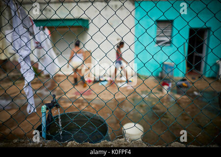 Cubano, Cuba, Cardenas, povera casa con acqua corrente nel giardino Foto Stock
