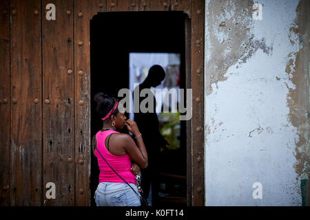 Cubano, Cuba, Cardenas, la gente del posto vicino a Park Plaza de Spriu Foto Stock