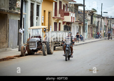 Cubano, Cuba, Cardenas, cavalli e biciclette sono mezzi di trasporto principali per le strade vicino a Park Plaza de Spriu Foto Stock