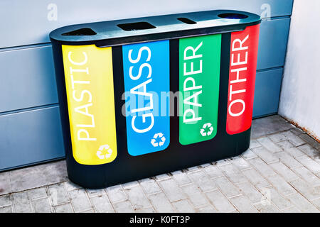 Scomparto multicolore per la raccolta differenziata dei rifiuti. Foto Stock