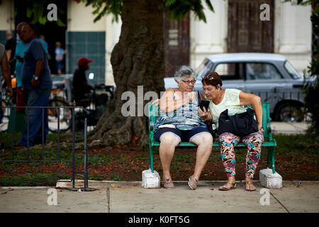 Cubano, Cuba, Cardenas, Park Plaza de Spriu locali possono avere accesso al wifi in loco Foto Stock