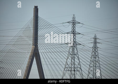 Tralicci Flintshire nel Galles del nord a sud del fiume Dee incorniciato da Flintshire cavo ponte-alloggiato spanning Dee estuario Foto Stock
