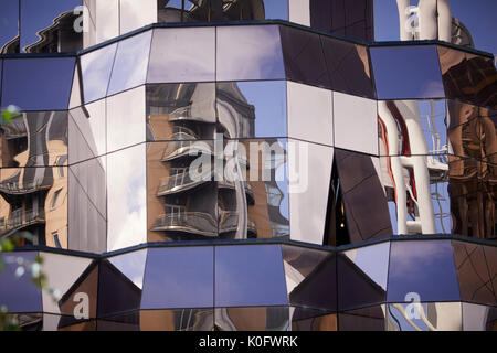 Manchester MediaCityUK a Salford Quays, riflettono in windows di Quay West Edificio per uffici Foto Stock