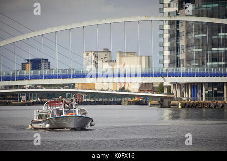 Manchester MediaCityUK,Salford Quays, Millennium Bridge e Manchester crociere sul fiume costruito olandese "Princess Katherine rigidi in baia centrale dalla Sh Foto Stock