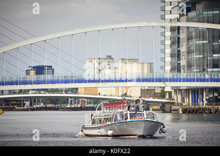 Manchester MediaCityUK,Salford Quays, Millennium Bridge e Manchester crociere sul fiume costruito olandese "Princess Katherine rigidi in baia centrale dalla Sh Foto Stock