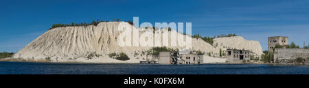 Miniere abbandonate e hauses. cava e vecchia prigione architettura. acque blu cristallo del mare, lago e montagna. le ceneri dune in Estonia, l'Europa. Foto Stock