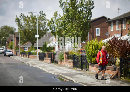 Mattone giallo case moderne con piccole finestre in Moss Side South Manchester sobborgo nei pressi Quinney Crescent Foto Stock