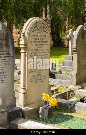 Lapide di Eleanor Rigby nel cimitero della chiesa di St Peters, Woolton, Liverpool. Foto Stock