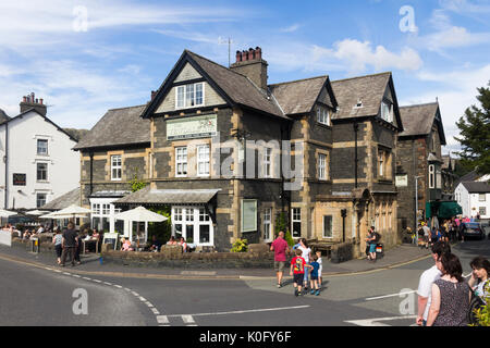 Il Yewdale Inn nel centro del villaggio di Coniston, Cumbria, il Lake District inglese. La locanda offre il Guest accommodation, il cafe bistro e bar pub. Foto Stock