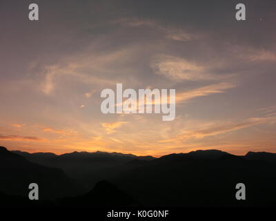 Sunrise a Alishan area con bellissimo cielo, Taiwan Foto Stock