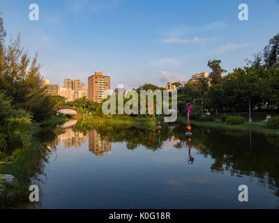 Central Park con vista lago a Kaohsiung il mattino, Taiwan Foto Stock