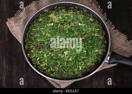 Il persiano di erbe miste frittata con crespino e noce in pan (Kuku e Zereshk) Foto Stock