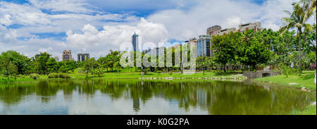 Il famoso 85 Sky Tower con vista sul parco della città di Kaohsiung il mattino, Taiwan Foto Stock