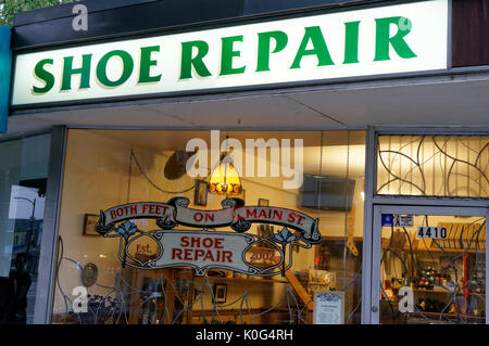 Entrambi i piedi sulla strada principale shoe repair shop in Vancouver, BC, Canada Foto Stock