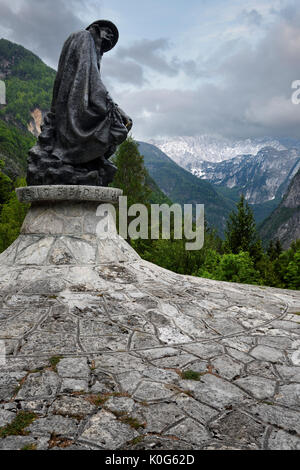 Alpinista Dr Julius Kugy scultura looing Jalovec a picco nella valle di Trenta con distante Veliko Spicje picco nel Parco Nazionale del Triglav Alpi Giulie Slovenia Foto Stock