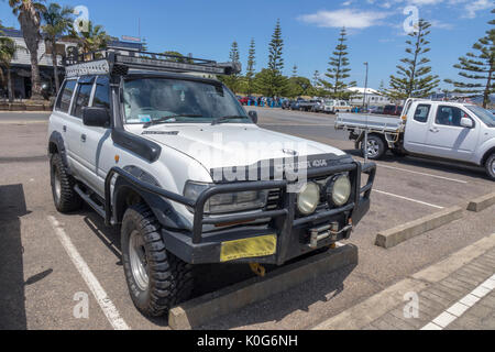 Una Toyota Land Cruise SUV nel Nuovo Galles del Sud Australia dotato di un boccaglio per scarico attraversando fiumi Foto Stock