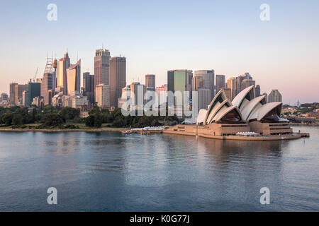 Skyline di Sydney la mattina presto Alba Alba con la Opera House di Sydney e il Sydney Harbour Australia Foto Stock